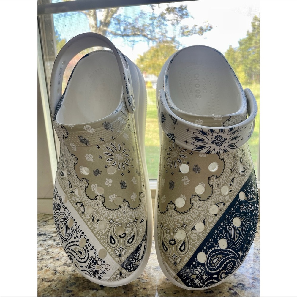 CROCS Bandana-Pattern Clogs in Beige and Navy